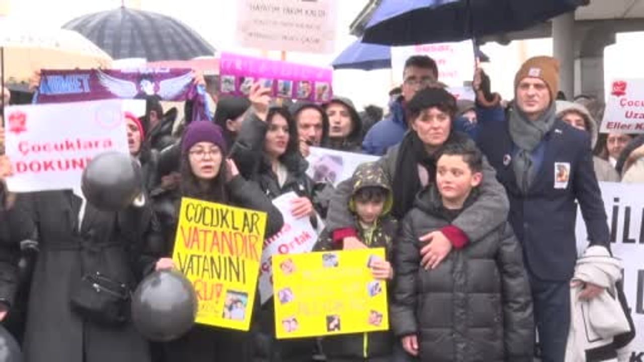 Mattia Ahmet Minguzzi anısına Salı Pazarı'na heykel dikildi