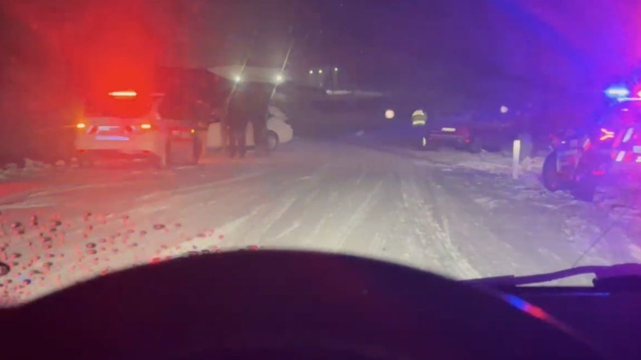 Mazıdağı-Derik Yolu Ulaşıma Kapandı: Buzlanma İki Aracı Çarpıştırdı