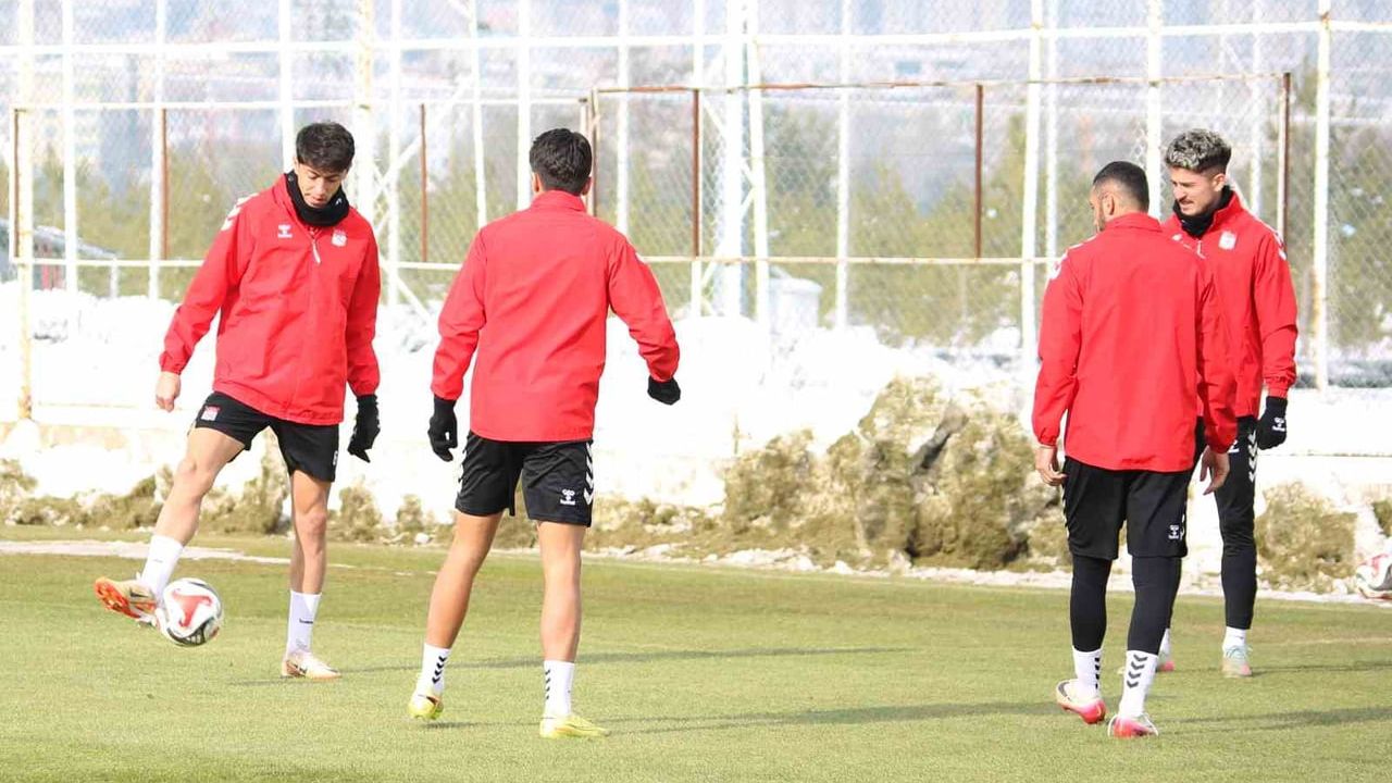Mehmet Altıparmak: "Rey Manaj’ı Çok Fazla İstiyoruz" - Sivasspor Hazırlıkları