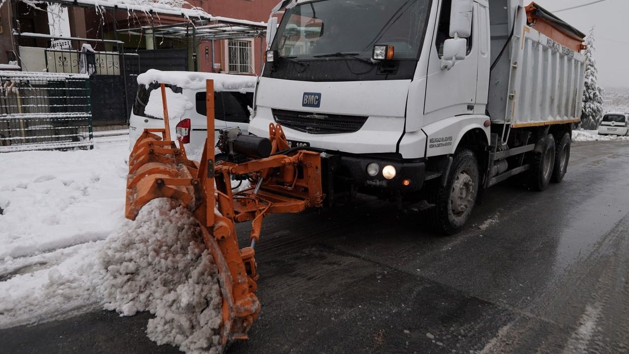 Melikgazi'de Karla Mücadele Kesintisiz: 120 Araç, 387 Personel 24 Saat