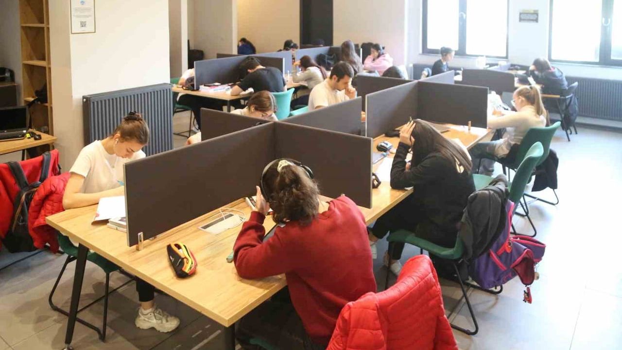 Melikgazi'nin Akıl Küpü Kütüphaneleri Yarıyılda Dolup Taşıyor