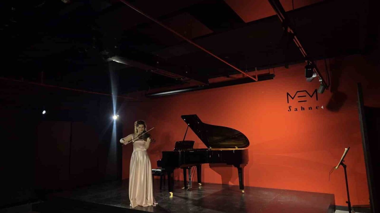 MEM Genç Sahne'de Elif Çalışan'dan Etkileyici Keman Performansı
