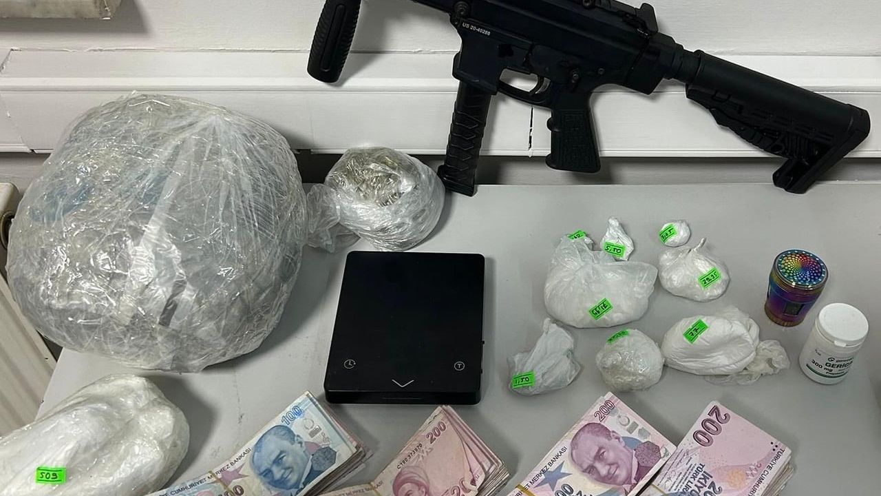 Menderes'te Cinayet Zanlısı Hobi Bahçesinde Yakalandı: Otomatik Silah ve Uyuşturucu Ele Geçirildi