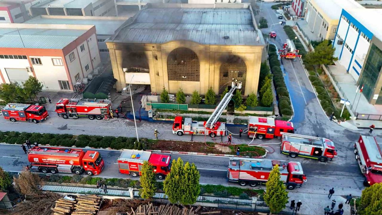 Menderes'te Fabrika Yangını İzmir İtfaiyesiyle Kısa Sürede Kontrol Altında