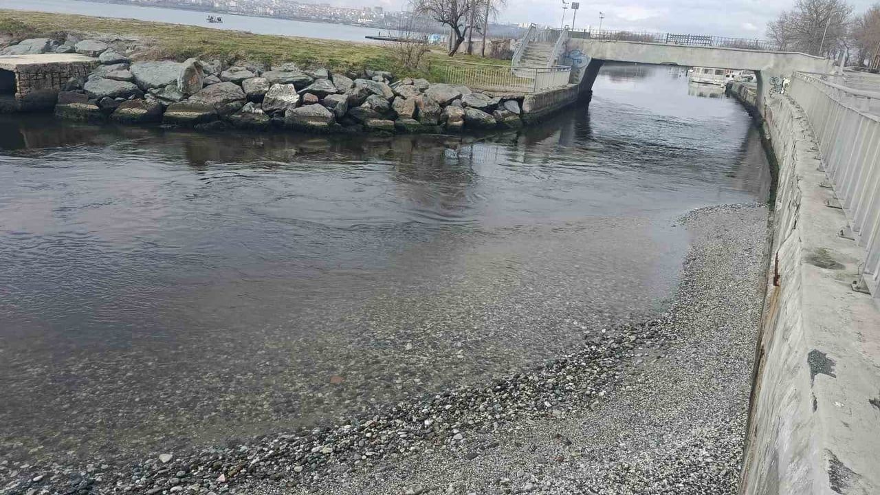 Menekşe Deresi'nde Sular Çekildi: Küçükçekmece'de Tekneler Geçişte Zorlandı