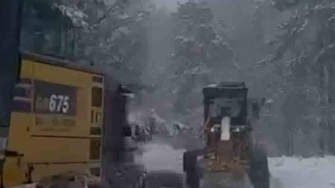 Mengen'de Karla Mücadele: Köy Yollarında Kar Küreme Başladı