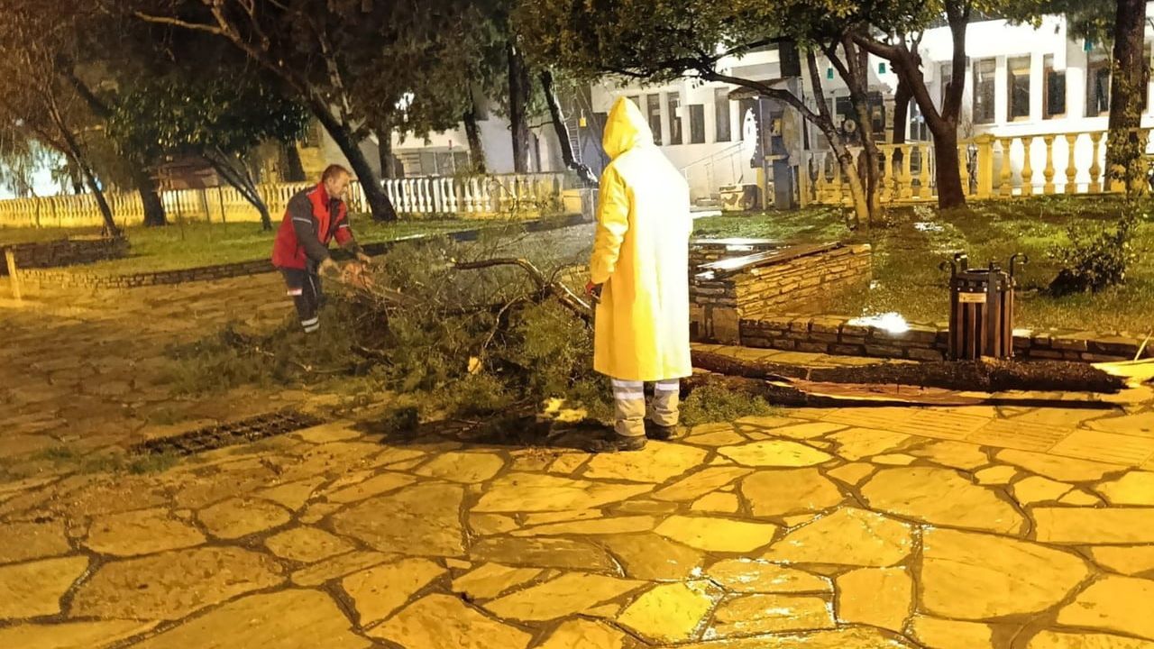 Menteşe Belediyesi 24 Saat Kesintisiz Müdahale: Sağanak, Fırtına ve Doluya Anında Müdahale