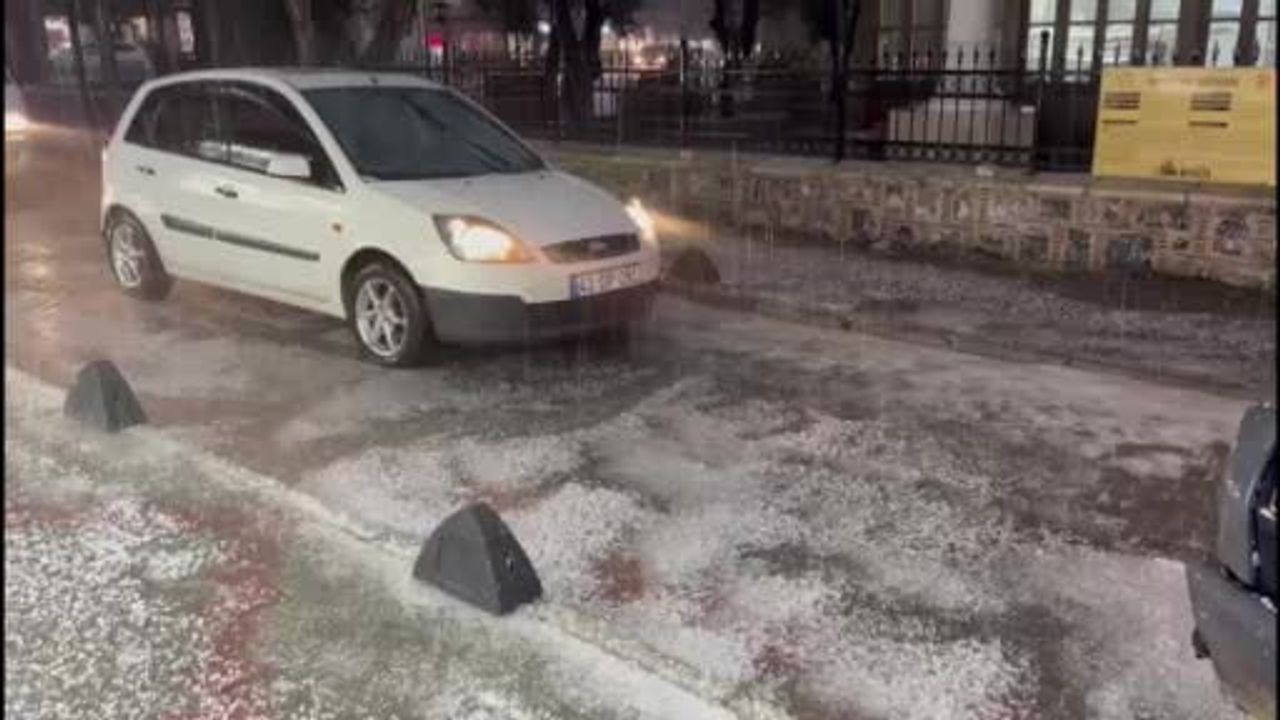 Menteşe'de Dolu ve Sağanak: Yollar Beyaza Büründü, Trafik Durdu