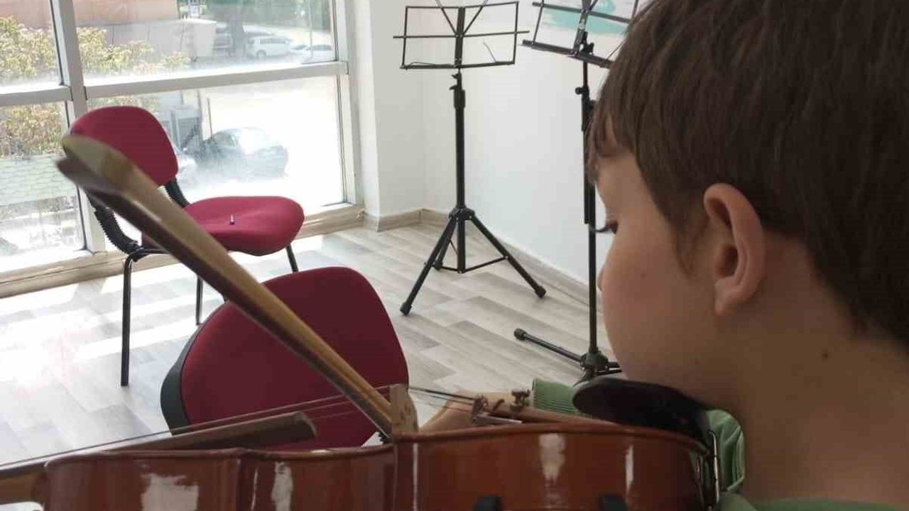 Menteşe'de Gençler Müzikle Buluşuyor: Uluslararası Gençlik Merkezi'nin Enstrüman Kursları