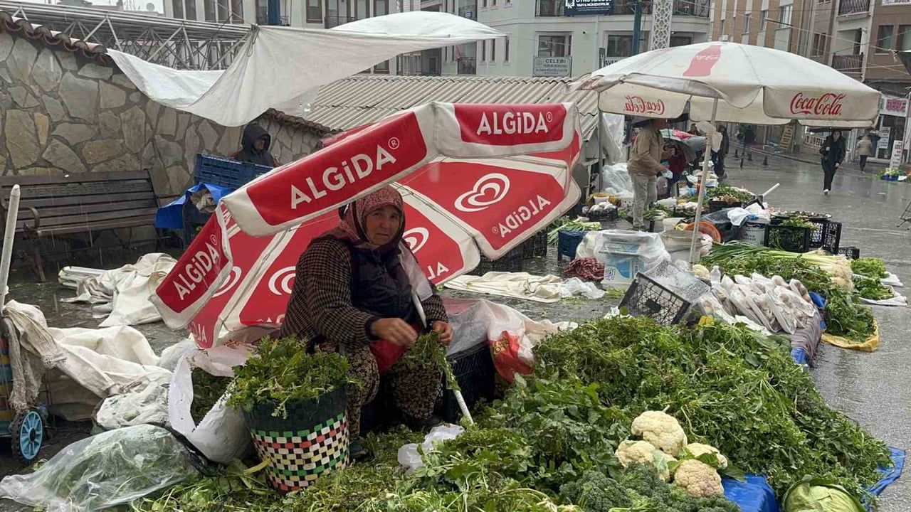 Menteşe'de Sağanak Yağış Perşembe Pazarı'nda Zor Anlar Yaşatıyor