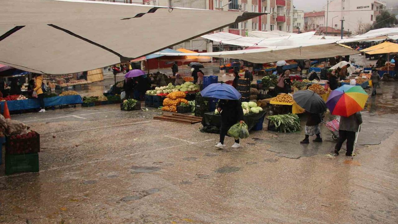 Menteşe Perşembe Pazarı'nda Sağanak ve Fırtına Pazarcıları Etkiledi