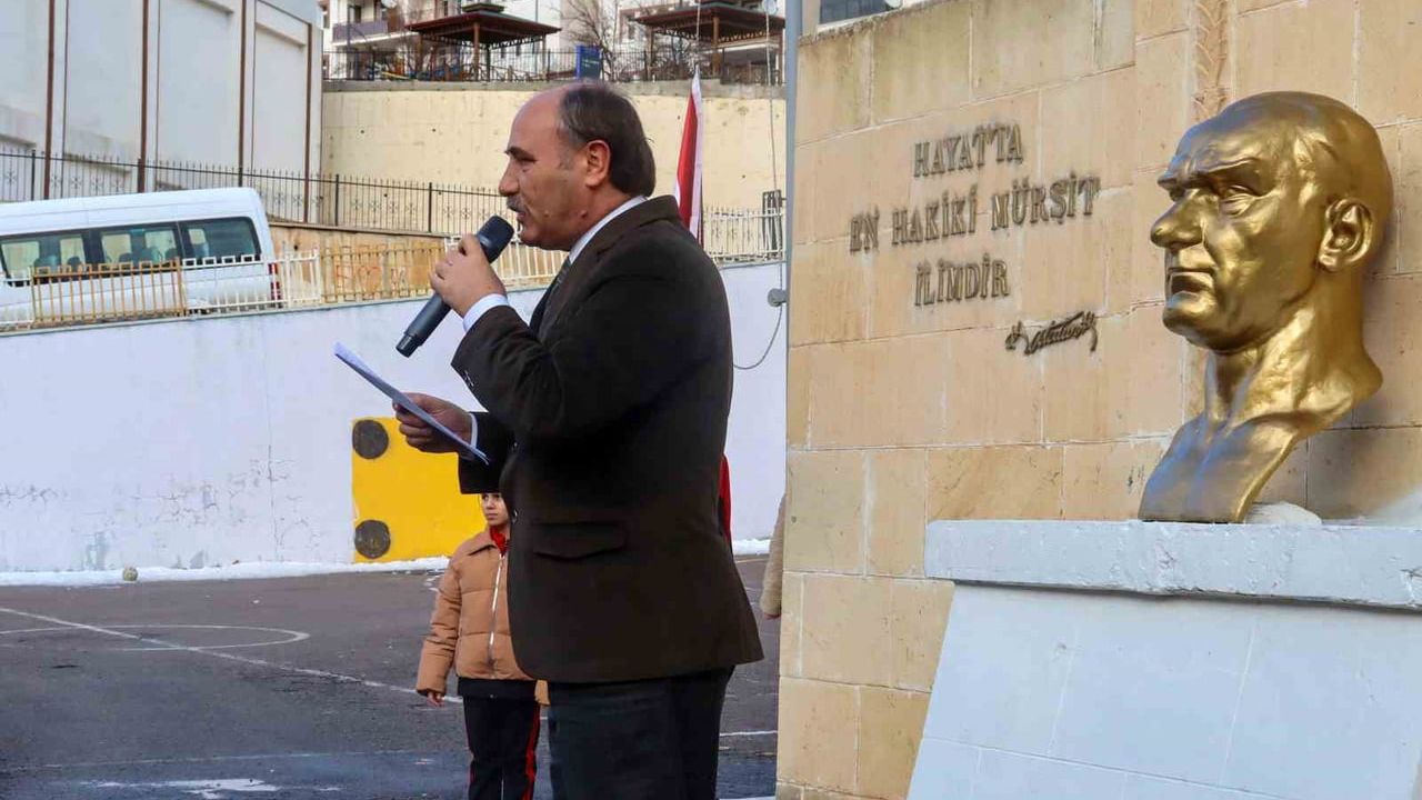 Merkez Atatürk Ortaokulu'nda 'Erdemli Öğrenciler' Alkış Geleneği