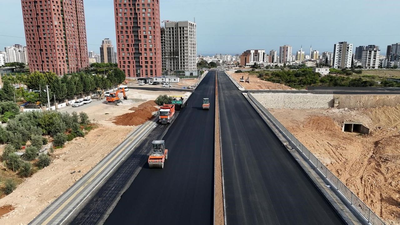 Mersin 2025'te Ulaşımda Güçleniyor: 400 Bin Ton Asfalt ve Yeni Kavşak