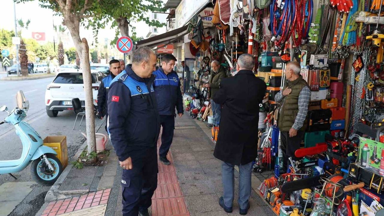 Mersin Akdeniz'de Zabıta Kaldırım ve Yol İşgallerine Geçit Vermedi