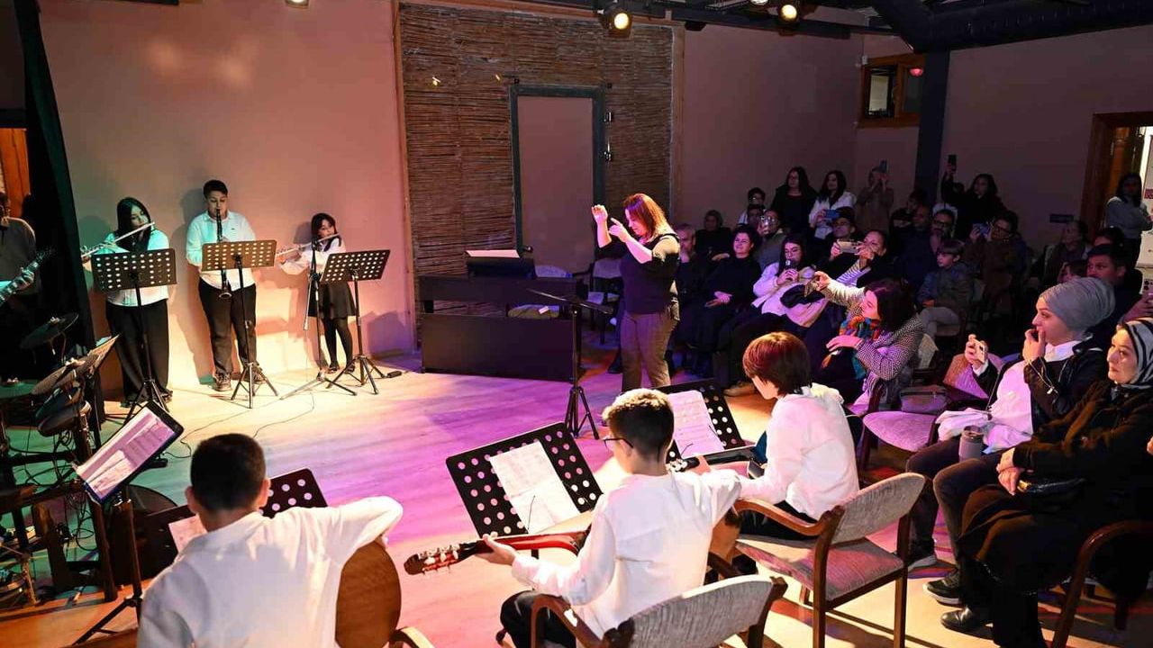 Mersin'de Çocuk Kampüslerinden Sanat Şöleni: Resim Sergisi ve Mini Konser