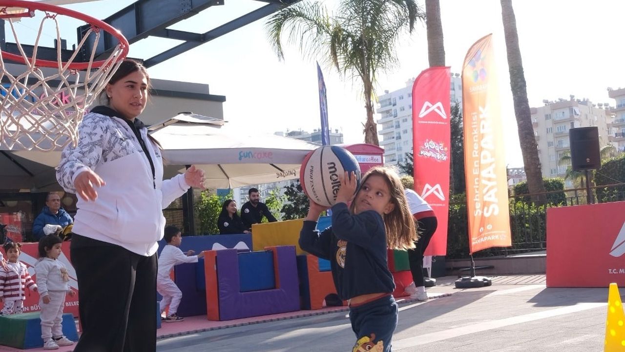 Mersin'de Çocuklar Sayapark AVM'de Sporla Buluştu