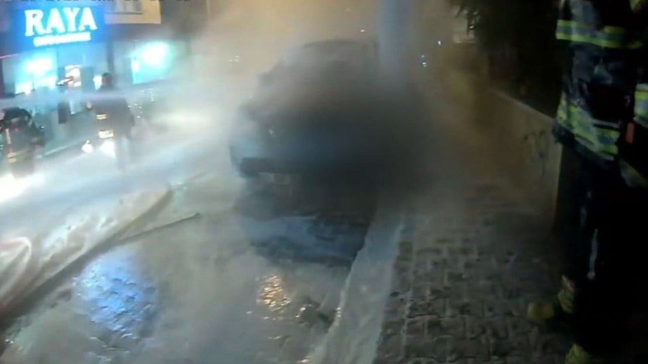 Mersin'de Elektrikli Araç Yangını İtfaiyenin 'Yangın Battaniyesi'yle Söndürüldü