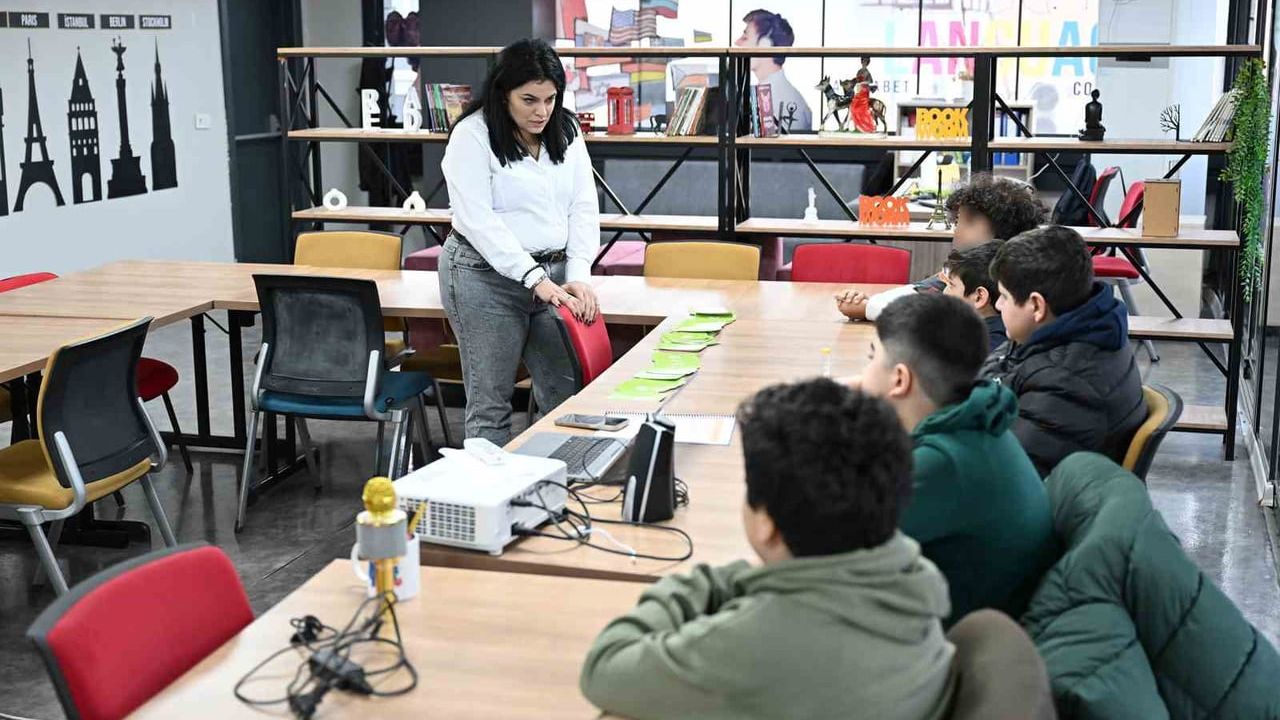 Mersin'de Empati Atölyeleriyle 11-14 Yaş Çocuklara Akran Zorbalığı Eğitimi