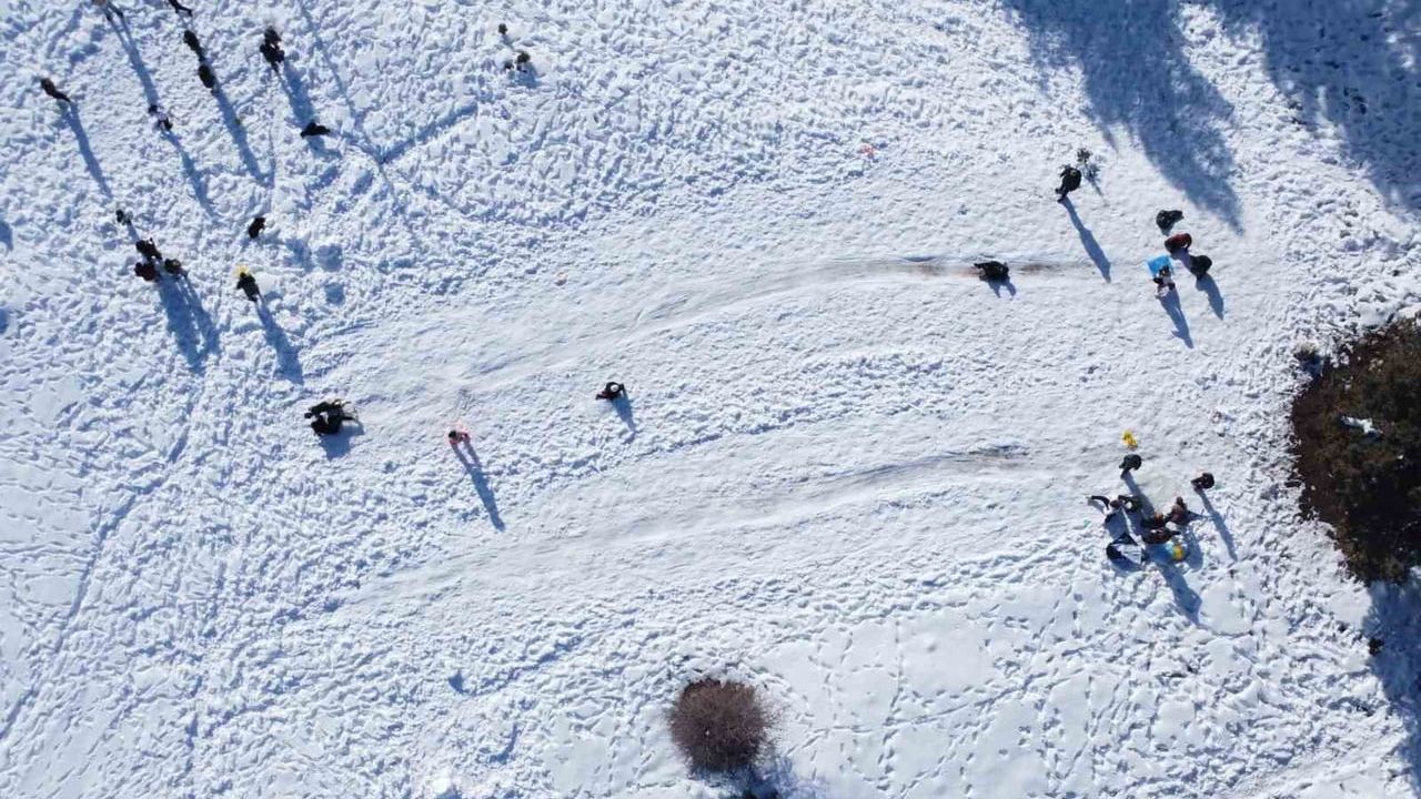 Mersin’de Kar Coşkusu: Çocuklar Leğen ve Naylonla Kaydı