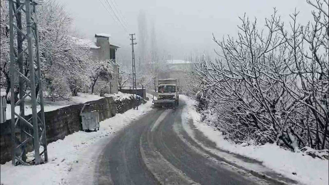 Mersin'de Karla Mücadele: Ekipler Gece-Gündüz Yol Açıyor