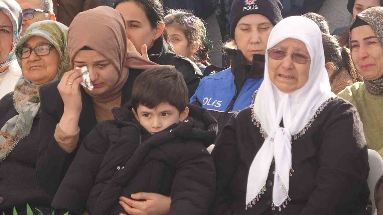 Mersin'de Karne Günü: Şehitlerin İsmi Verilen Okullar Resmi Açıldı