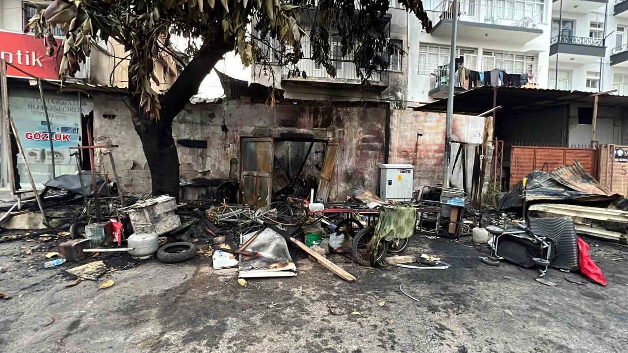 Mersin'de Kundaklanan Evde 58 Yaşındaki Kişi Ağır Yaralandı — O An Kamerada