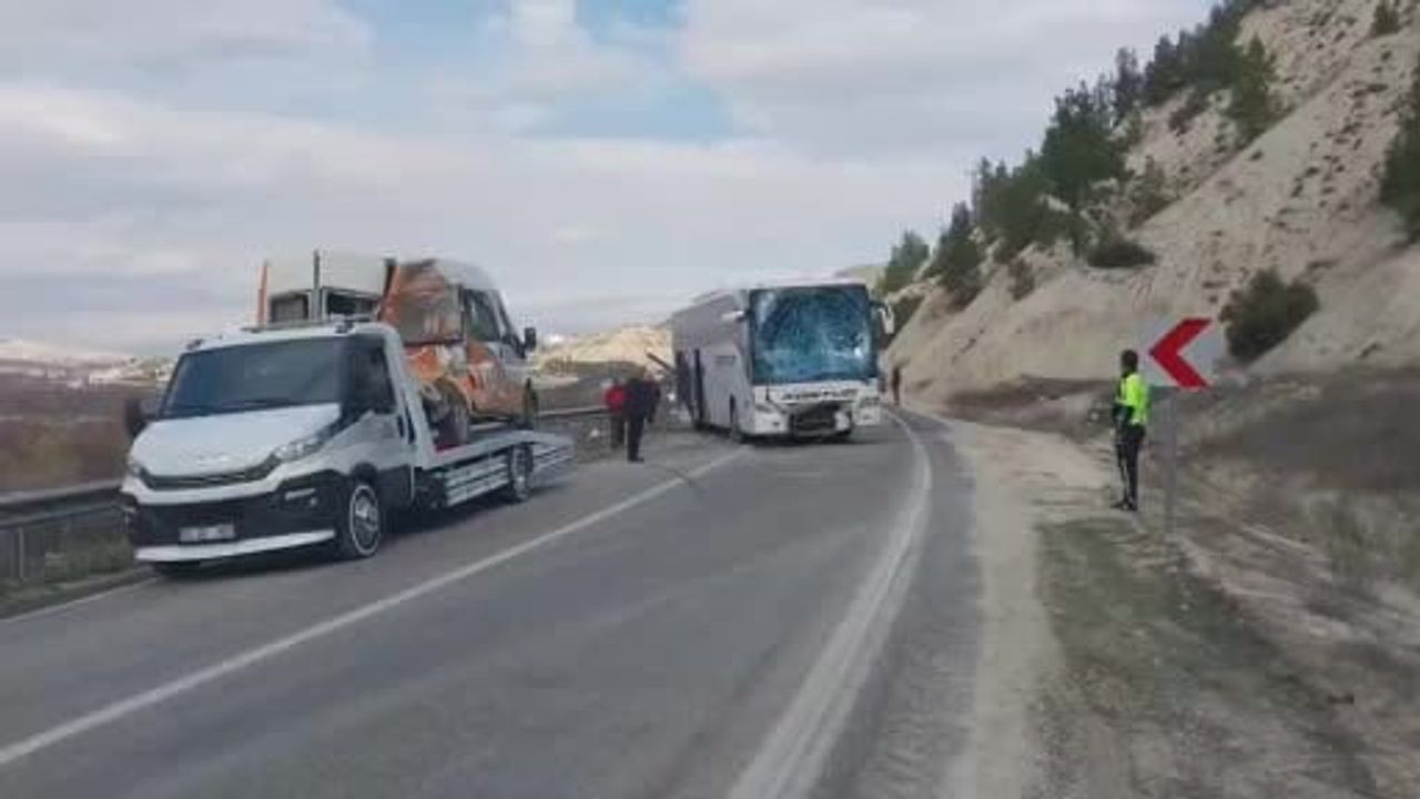 Mersin'de Otobüs ile Minibüs Çarpıştı: 2 Yaralı