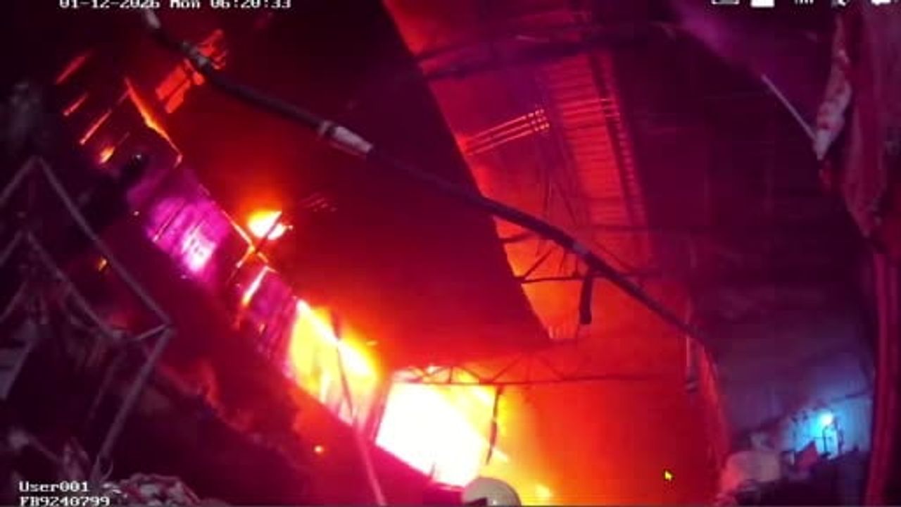 Mersin'de Plastik Ham Madde Deposu Yangını Kontrol Altına Alındı