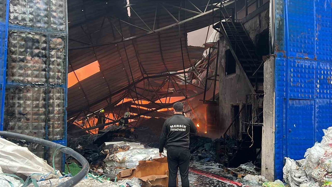 Mersin'de Plastik Ham Madde Deposunda Yangın — Çok Sayıda İtfaiye Müdahale Ediyor