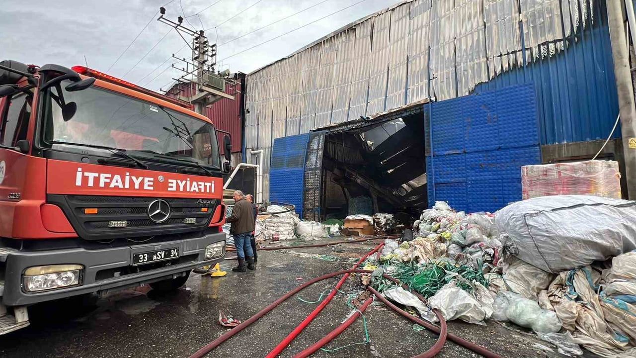Mersin'de Plastik Ham Madde Deposunda Yangın Kontrol Altına Alındı