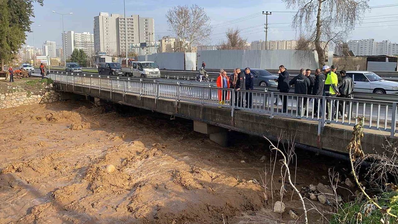 Mersin'de Sel: Dere Kenarında Mahsur Kalan Vatandaş Kepçe ile Kurtarıldı