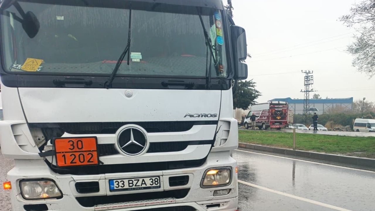 Mersin'de Tırın Çarptığı Yaya Hayatını Kaybetti