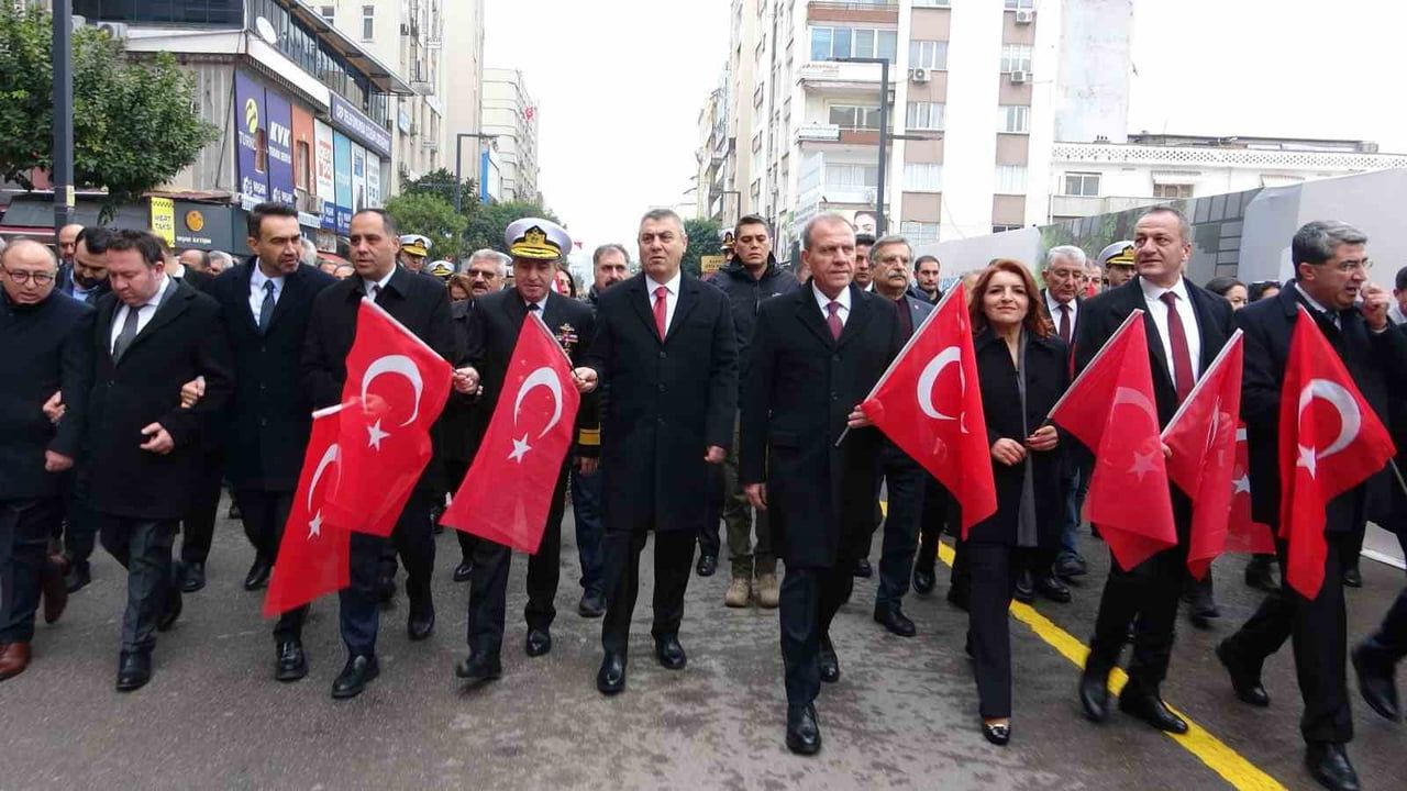 Mersin’in 104. Kurtuluş Yıldönümü: JÖAK'ın Helikopterle 'Üzüm Salkımı' Gösterisi