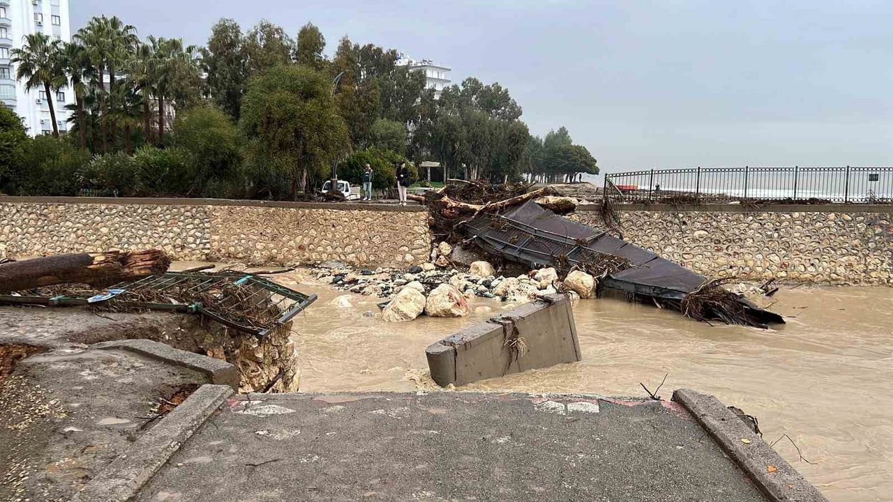 Mersin Mezitli'de Sel: Tece Mahallesi'nde Yaya Köprüsü Yıkıldı — Dron Görüntüleri