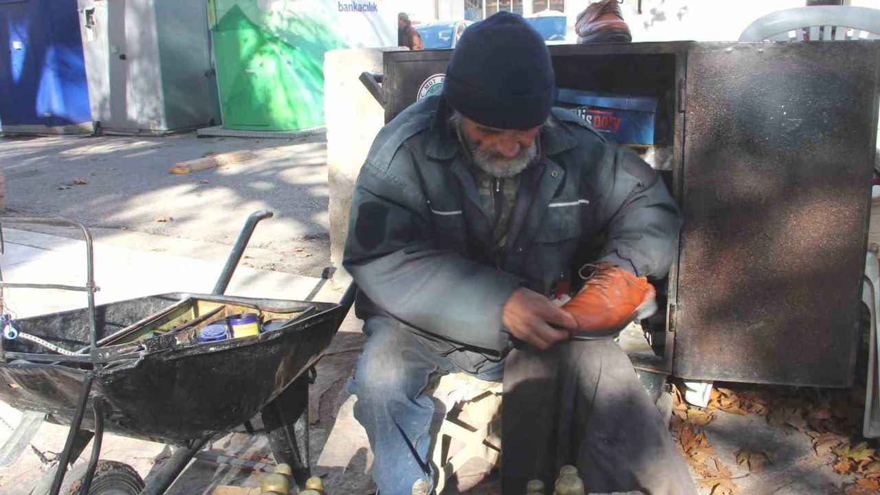 Mersin Mut'ta 67 yaşındaki ayakkabı boyacısının ekmek mücadelesi