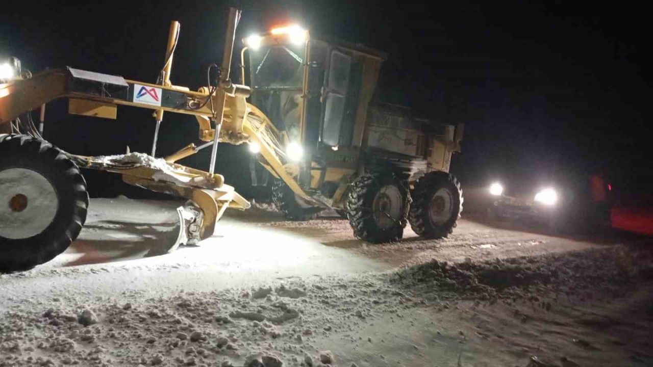 Mersin Mut'ta karda mahsur kalan çift kurtarıldı