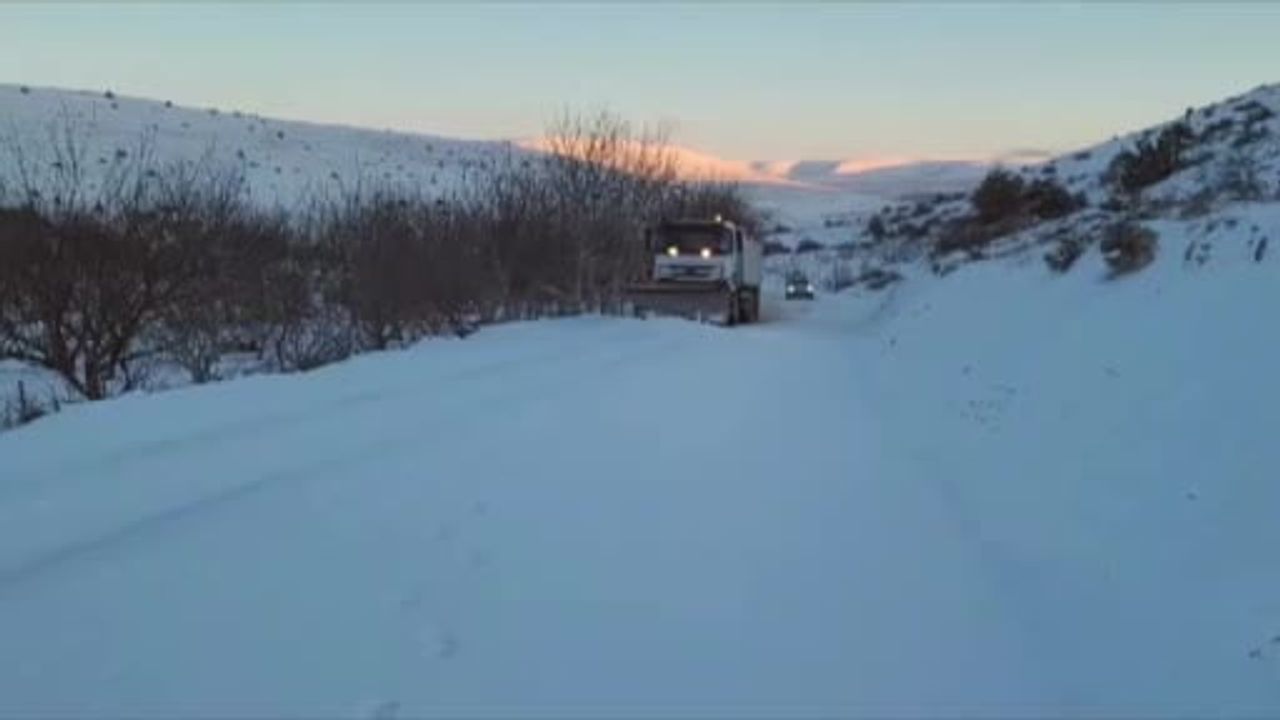 Mersin Mut'ta Karla Mücadele: Ekipler Yolları Açıyor