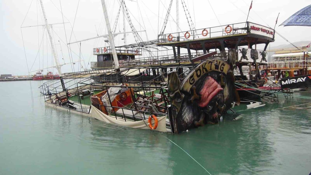 Mersin Silifke'de Fırtına 'Göktuğ' Gezi Teknesini Batırdı