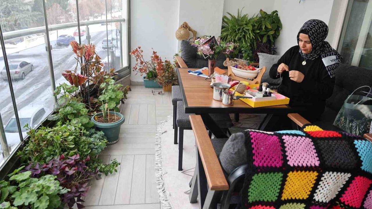 Mesuda Kartal 20 Belgeyle Usta Öğretici Oldu — 300 Öğrenciye Meslek