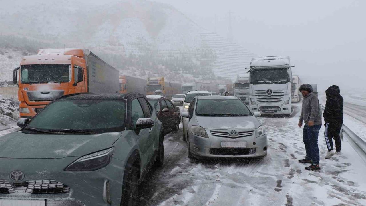 Meteoroloji'den Bayburt'a Kuvvetli Kar, Fırtına ve Çığ Uyarısı