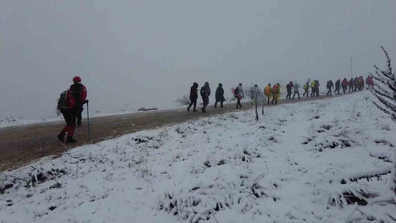 Metristepe'de 18 Yılın Vefası: AKUT, İnönü Zaferi'ni Kar Altında Andı