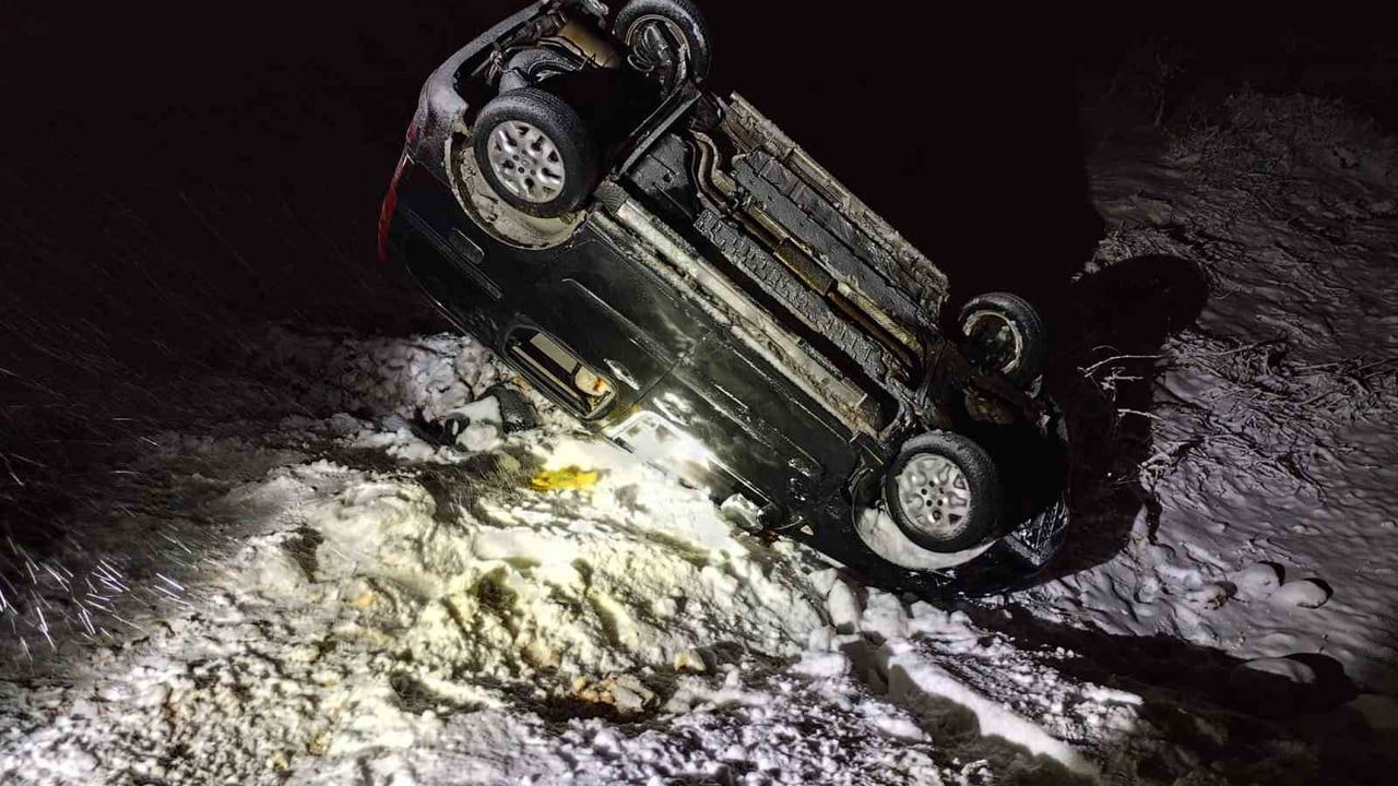 Midyat’ta hafif ticari araç şarampole devrildi: 5 yaralı