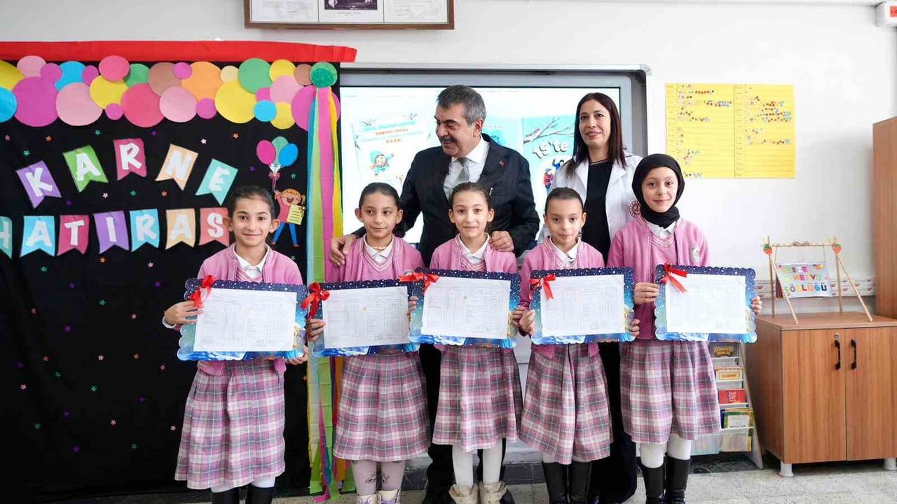 Milli Eğitim Bakanı Yusuf Tekin Ağrı'da Beşiz Kardeşlere Karnelerini Verdi