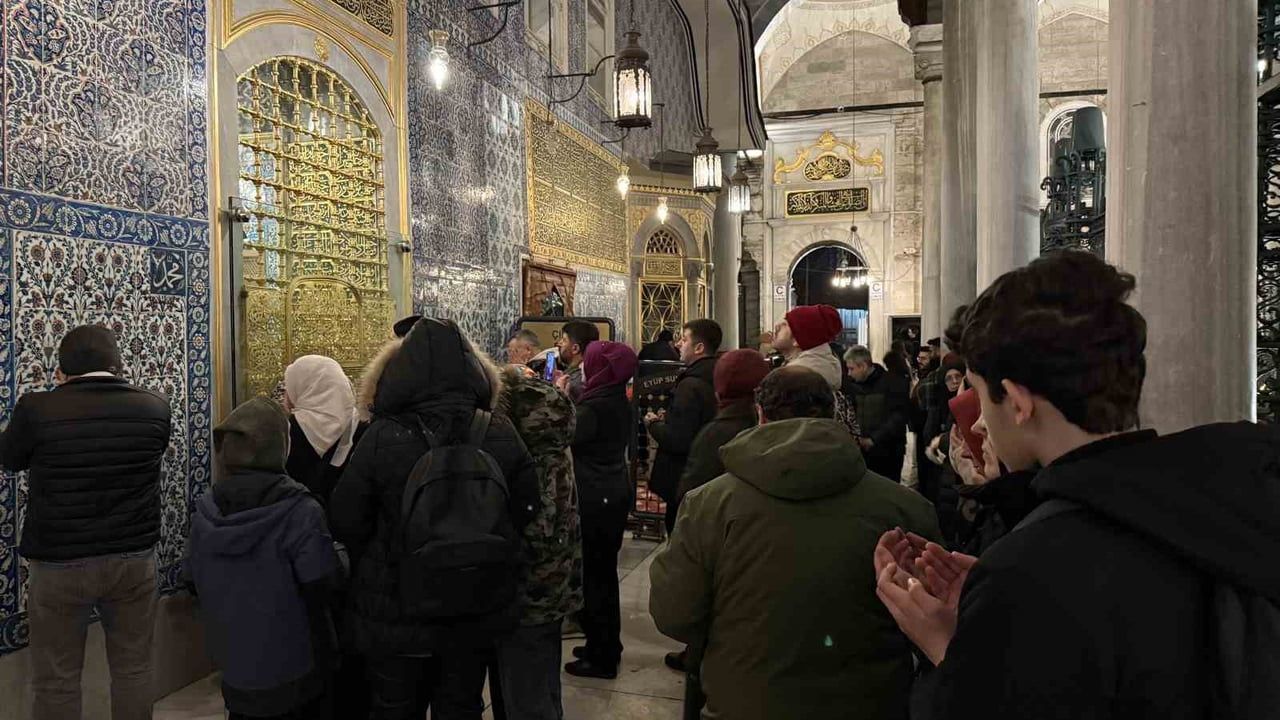 Miraç Kandili'nde Eyüpsultan Camii'ne Akın: İstanbul'da Dualar
