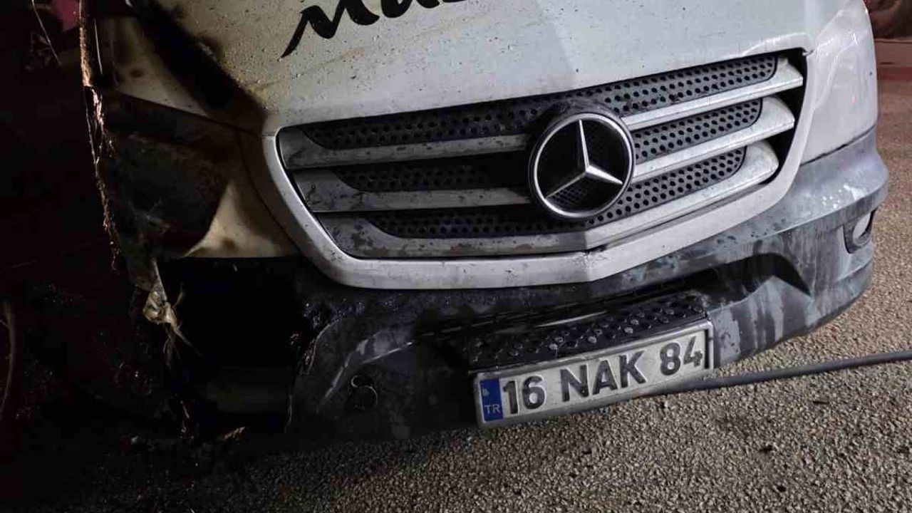 Mudanya'da Minibüs Duraklarında Gece Yarısı Yangın — 20 Minibüs Son Anda Kurtarıldı