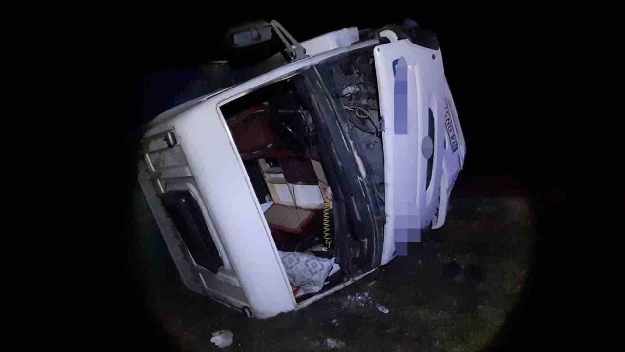 Mudurnu'da kamyon şarampole devrildi: 1 yaralı