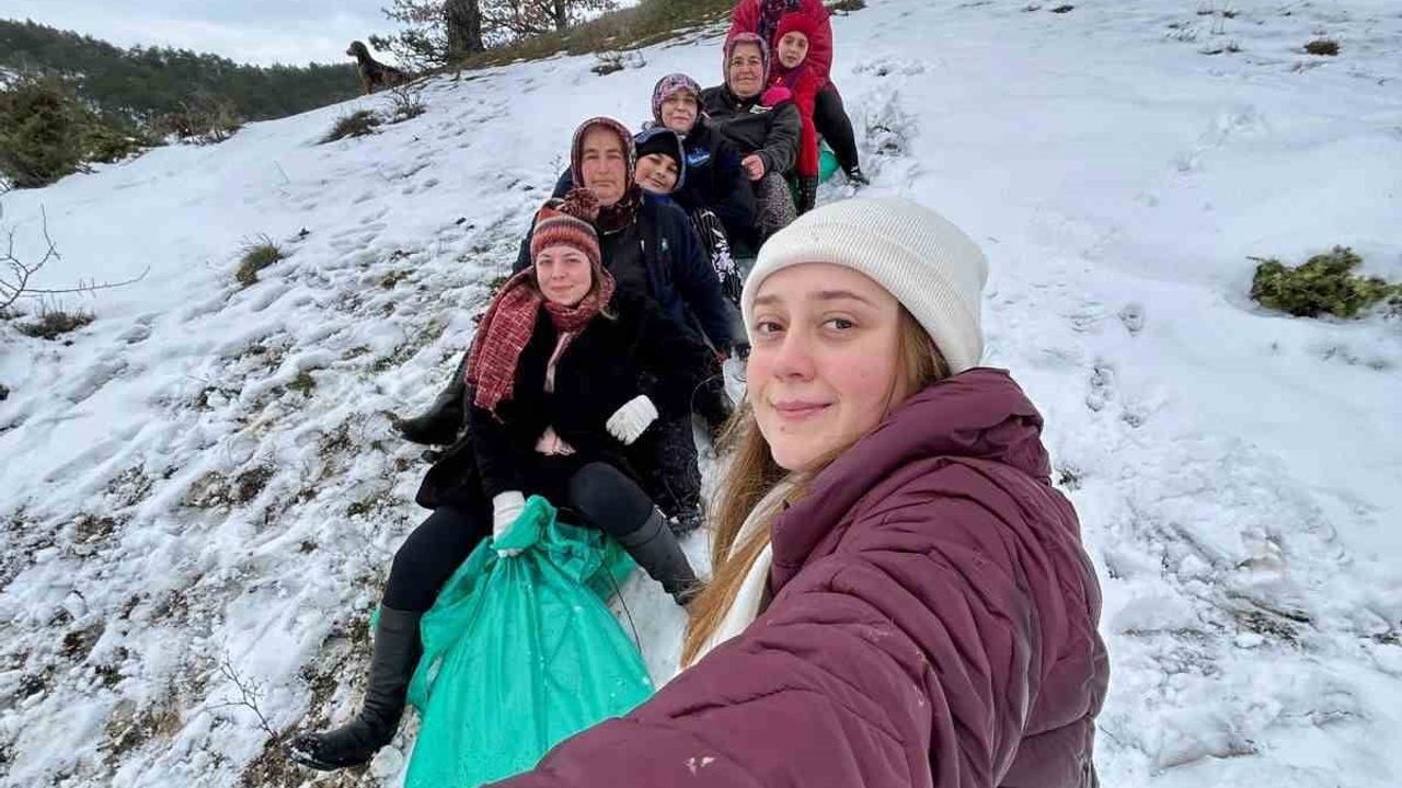 Mudurnu'da Kar Eğlencesi: Çuvalın İçine Samanla Kaydılar