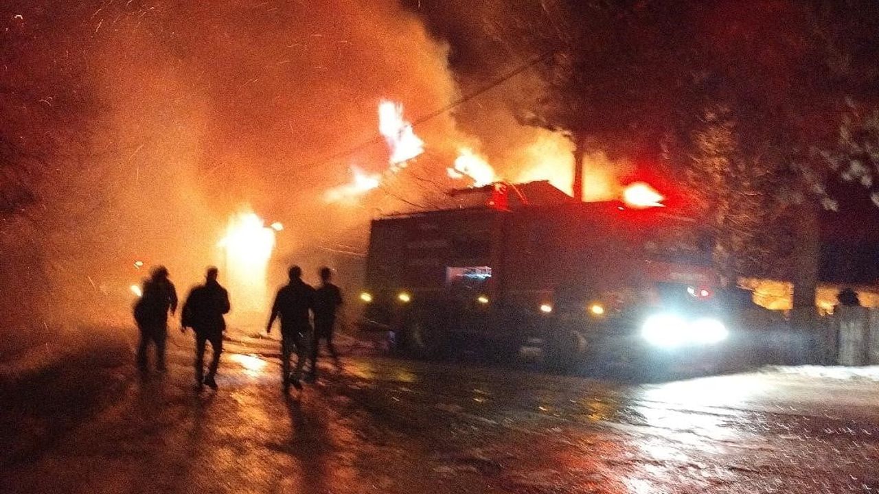 Mudurnu Piroğlu'da İki Katlı Ev Alevlere Teslim Oldu