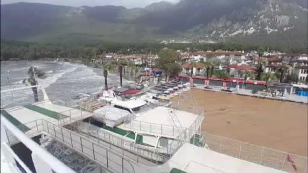 Muğla Akyaka’da Deniz Kahverengiye Döndü