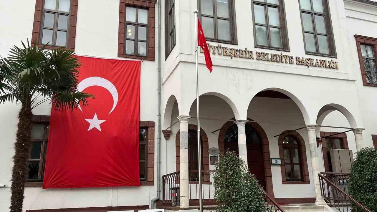 Muğla'da Belediye Binaları Ay-Yıldızlı Türk Bayraklarıyla Donatıldı